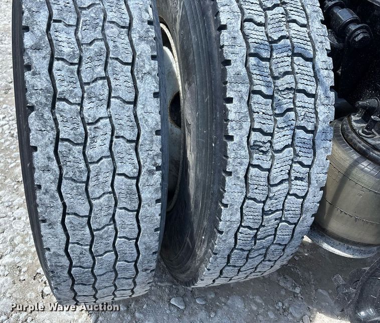 image for item DW7194 2007 Freightliner semi truck