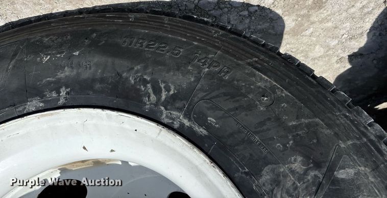 image for item DW7194 2007 Freightliner semi truck