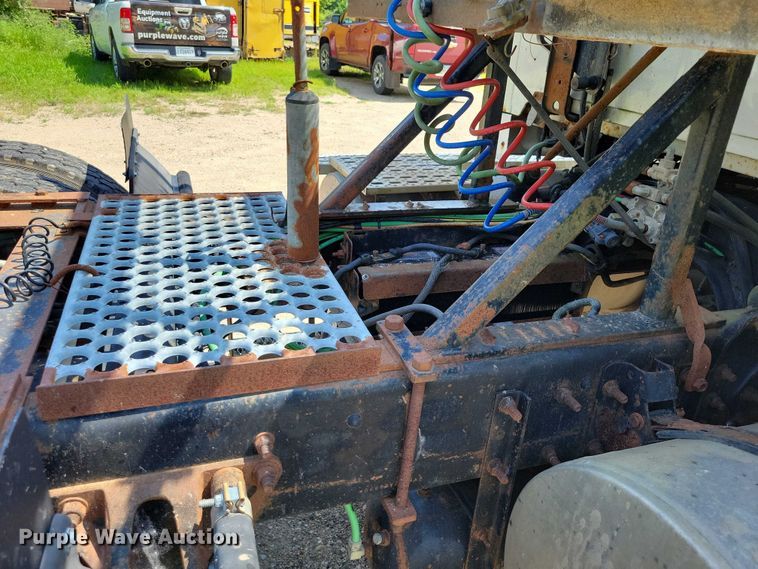 image for item DX7183 1997 Ford Aeromax semi truck