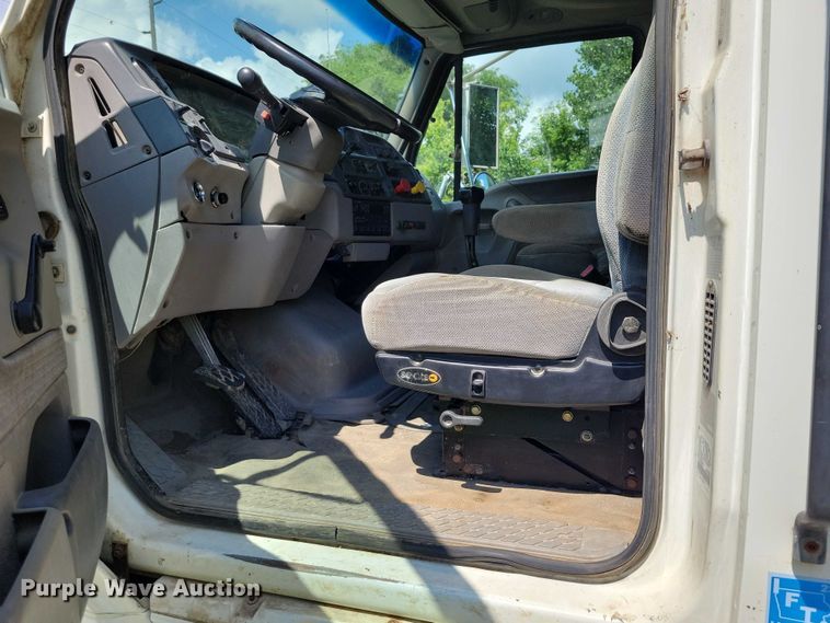 image for item DX7183 1997 Ford Aeromax semi truck