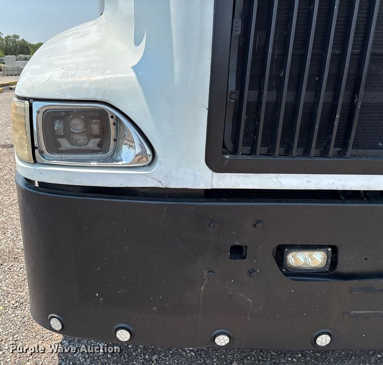 image for item DX8028 2007 International 9400I semi truck