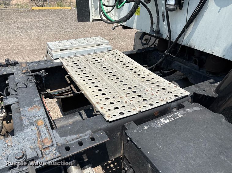 image for item DX8028 2007 International 9400I semi truck