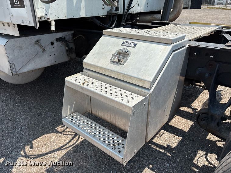 image for item DX8028 2007 International 9400I semi truck