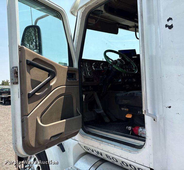 image for item DX8028 2007 International 9400I semi truck