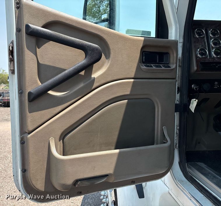 image for item DX8028 2007 International 9400I semi truck