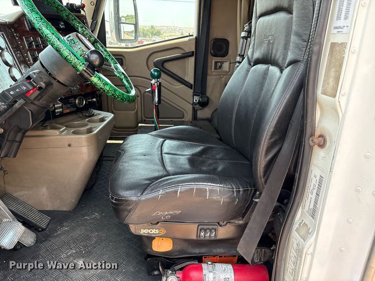 image for item DX8028 2007 International 9400I semi truck