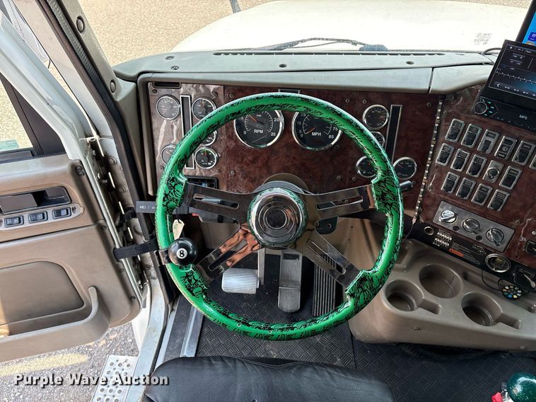 image for item DX8028 2007 International 9400I semi truck