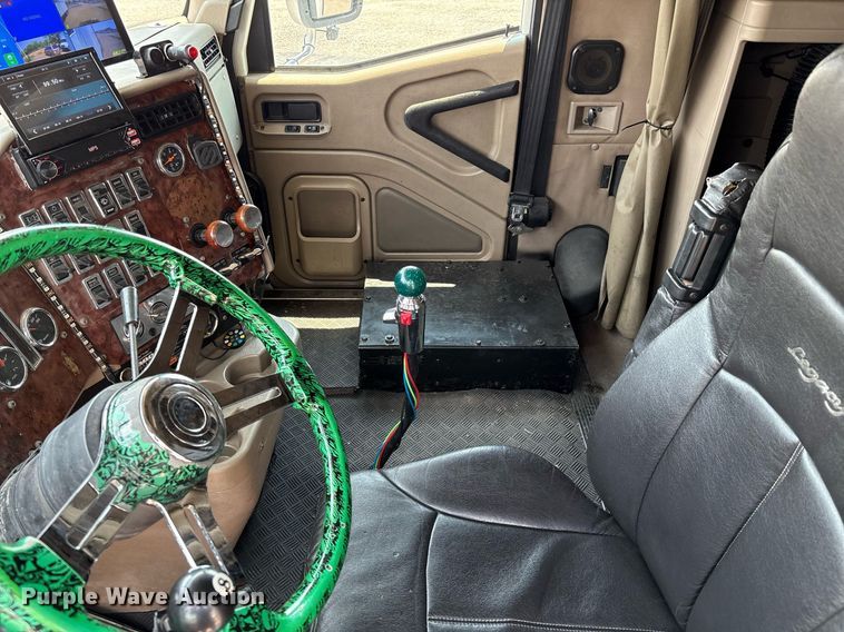 image for item DX8028 2007 International 9400I semi truck