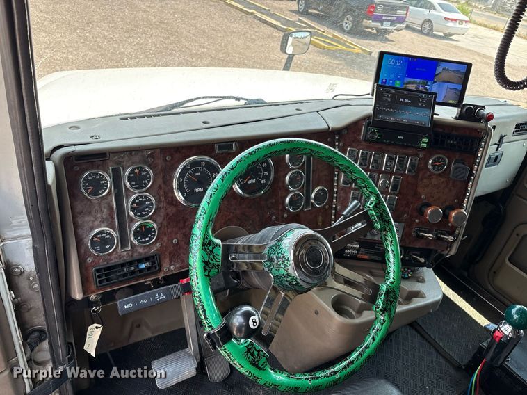 image for item DX8028 2007 International 9400I semi truck