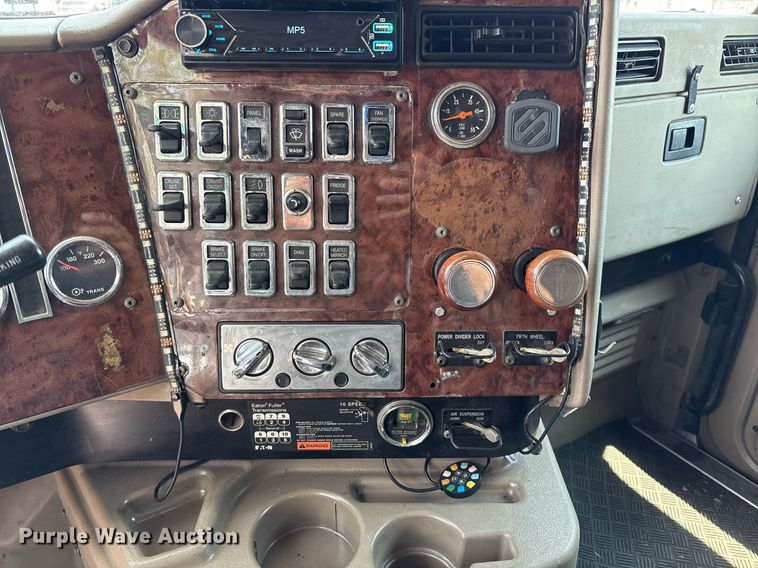 image for item DX8028 2007 International 9400I semi truck