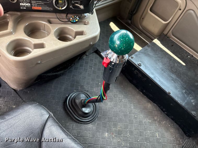 image for item DX8028 2007 International 9400I semi truck