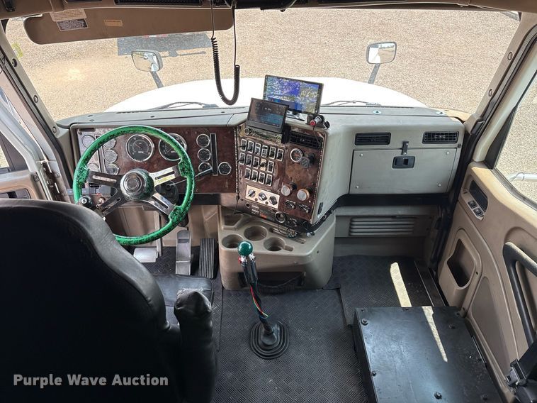 image for item DX8028 2007 International 9400I semi truck