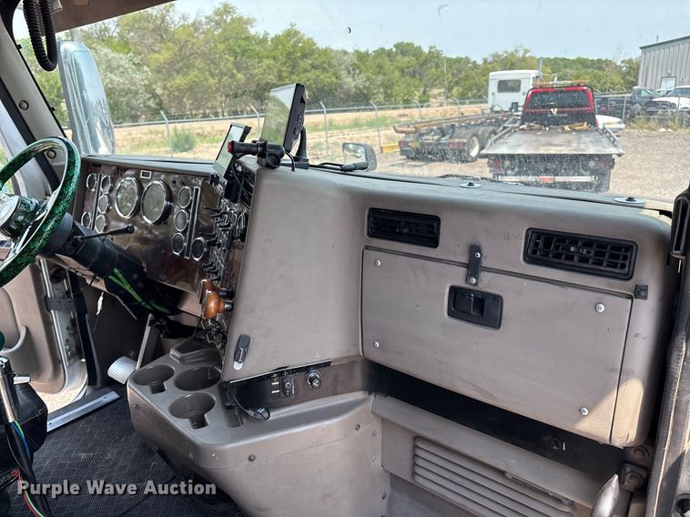 image for item DX8028 2007 International 9400I semi truck