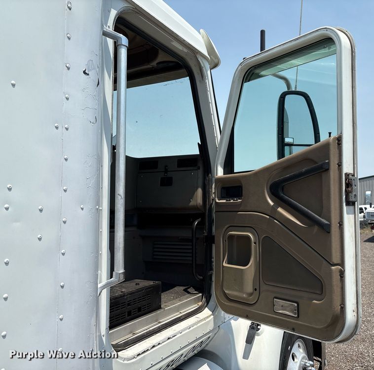 image for item DX8028 2007 International 9400I semi truck