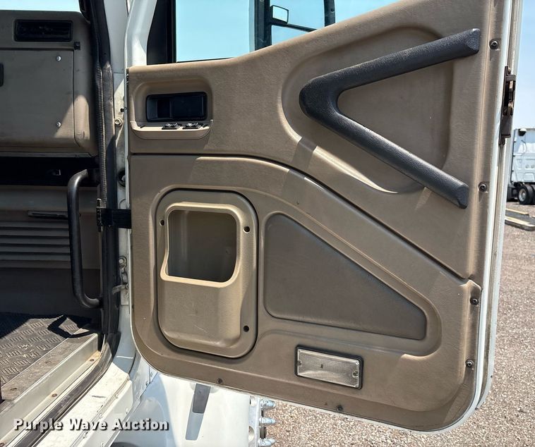 image for item DX8028 2007 International 9400I semi truck