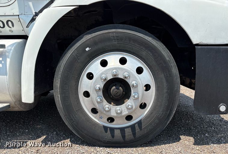 image for item DX8028 2007 International 9400I semi truck