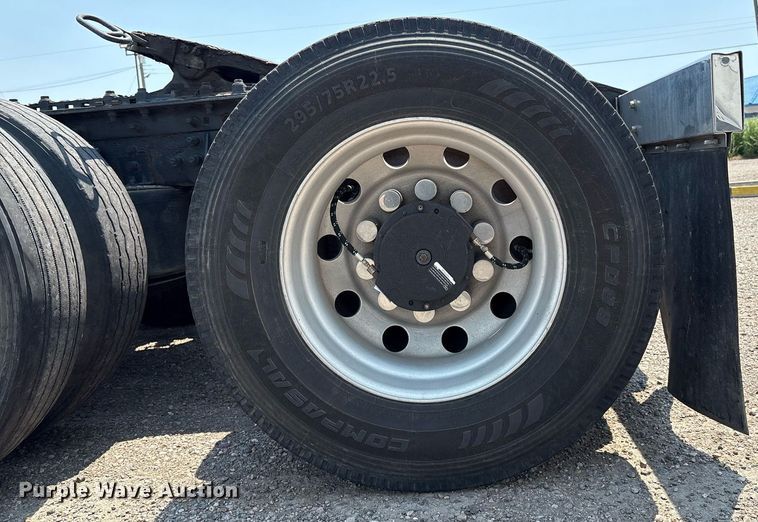 image for item DX8028 2007 International 9400I semi truck