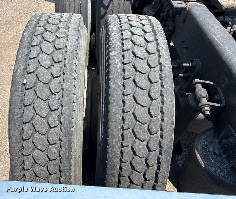 image for item DX8028 2007 International 9400I semi truck