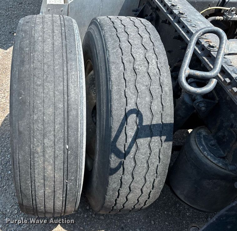 image for item DX8028 2007 International 9400I semi truck