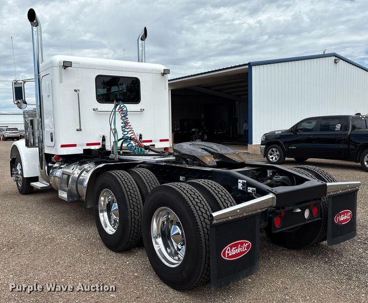 image for item DX8052 2013 Peterbilt 367 semi truck