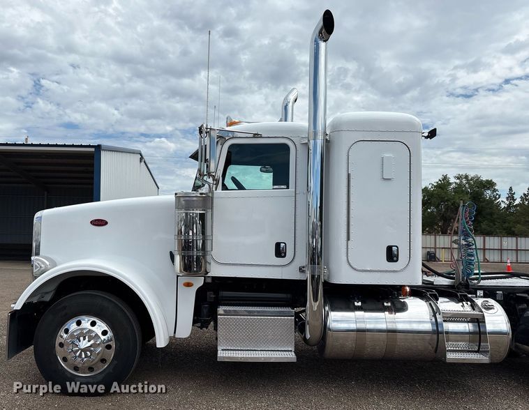 image for item DX8052 2013 Peterbilt 367 semi truck