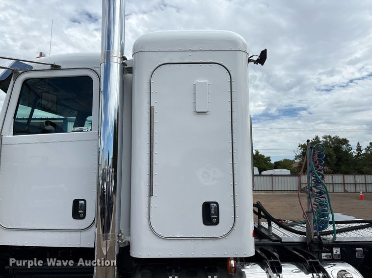 image for item DX8052 2013 Peterbilt 367 semi truck