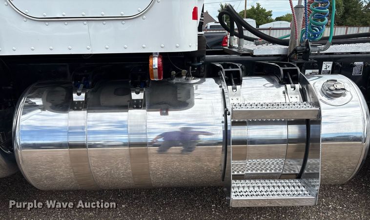 image for item DX8052 2013 Peterbilt 367 semi truck