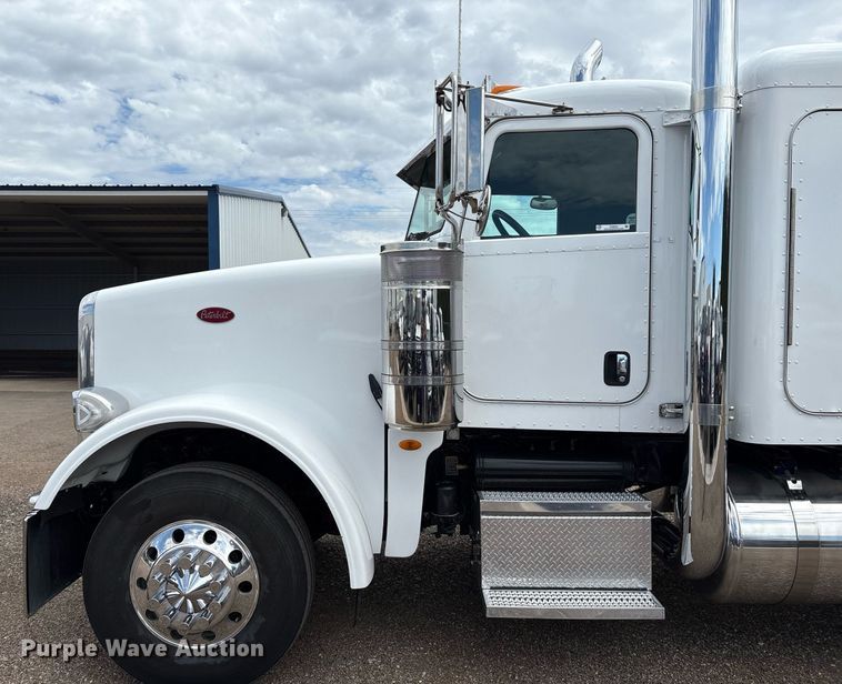 image for item DX8052 2013 Peterbilt 367 semi truck