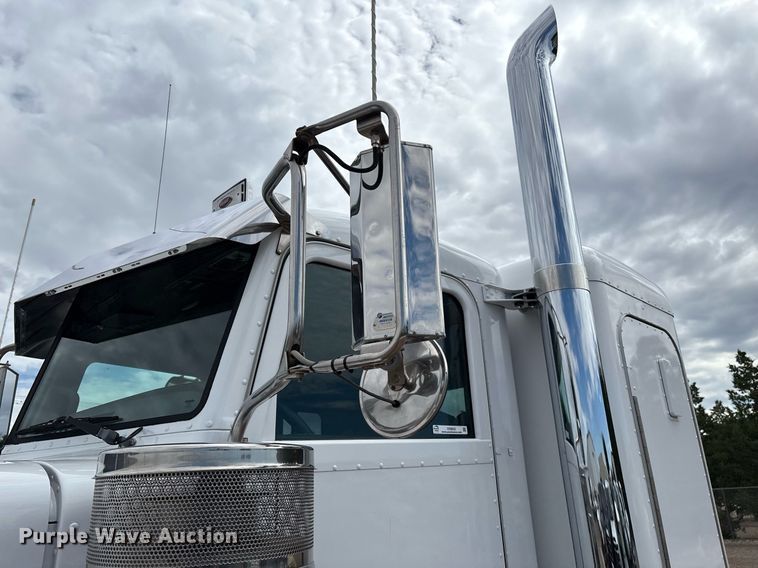 image for item DX8052 2013 Peterbilt 367 semi truck