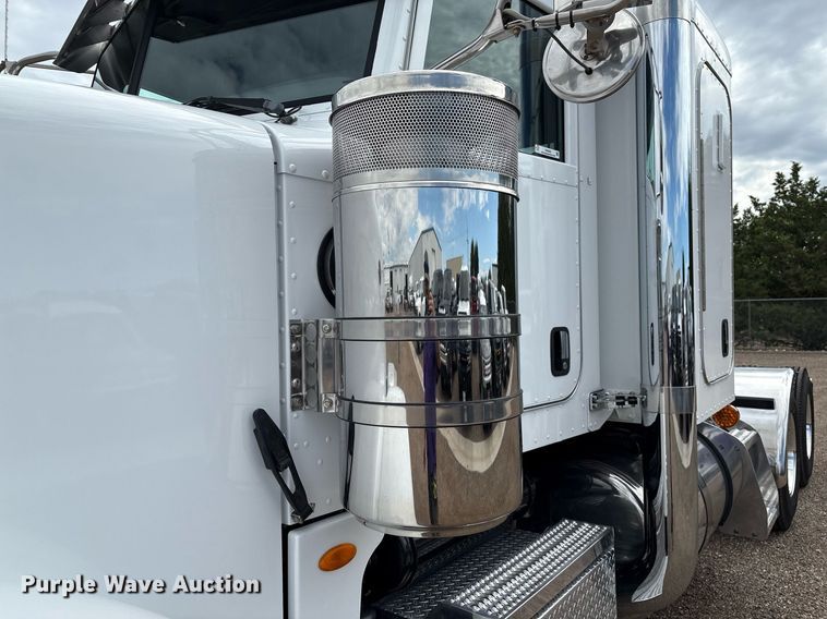 image for item DX8052 2013 Peterbilt 367 semi truck