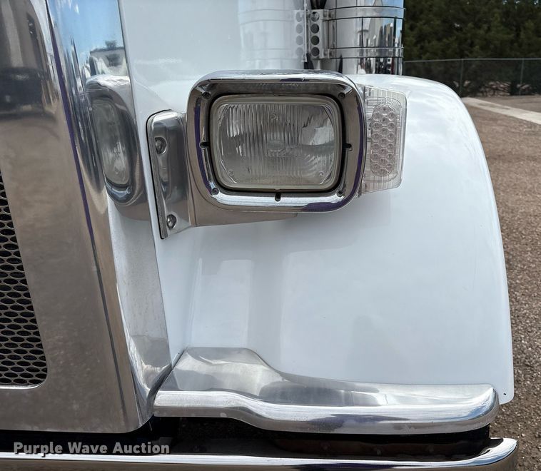 image for item DX8052 2013 Peterbilt 367 semi truck