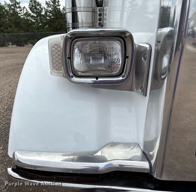 image for item DX8052 2013 Peterbilt 367 semi truck