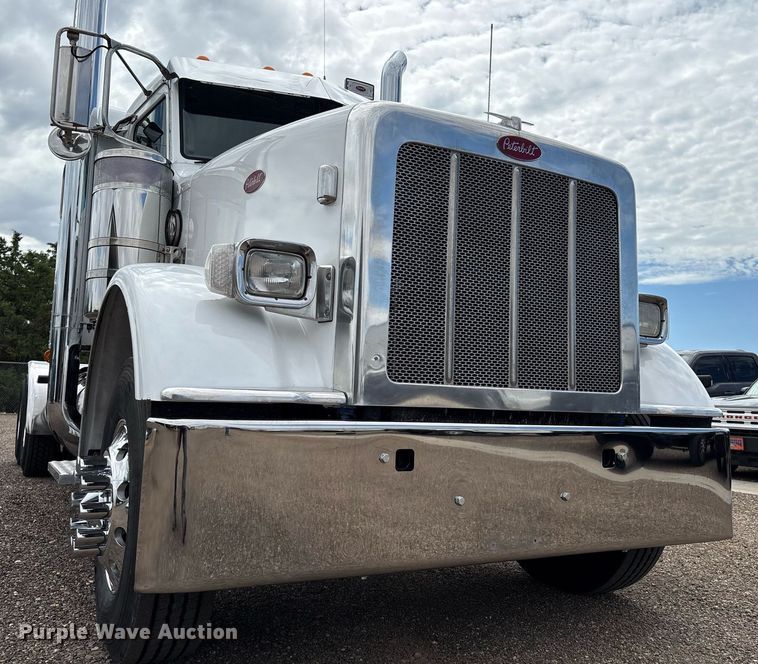 image for item DX8052 2013 Peterbilt 367 semi truck