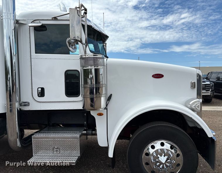 image for item DX8052 2013 Peterbilt 367 semi truck