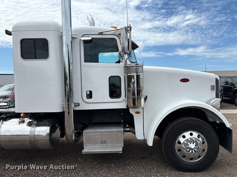 image for item DX8052 2013 Peterbilt 367 semi truck