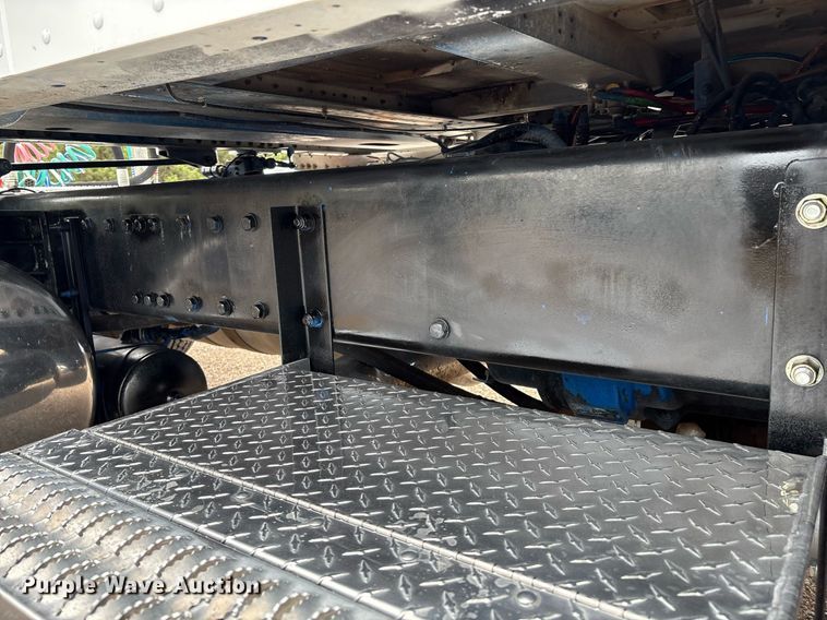 image for item DX8052 2013 Peterbilt 367 semi truck