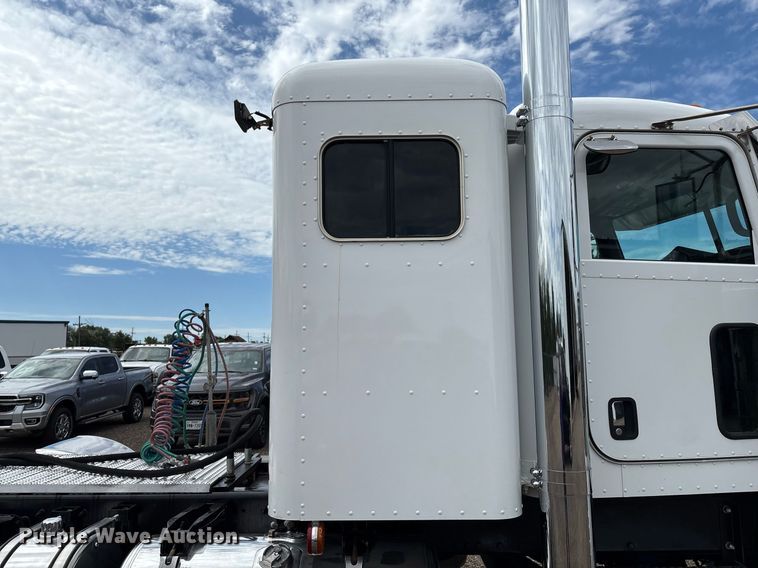 image for item DX8052 2013 Peterbilt 367 semi truck