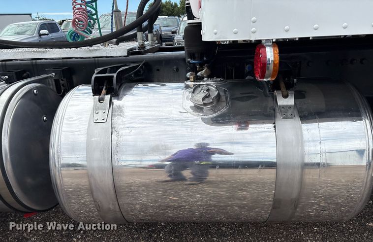 image for item DX8052 2013 Peterbilt 367 semi truck