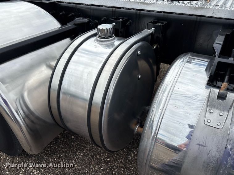 image for item DX8052 2013 Peterbilt 367 semi truck