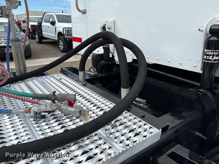 image for item DX8052 2013 Peterbilt 367 semi truck