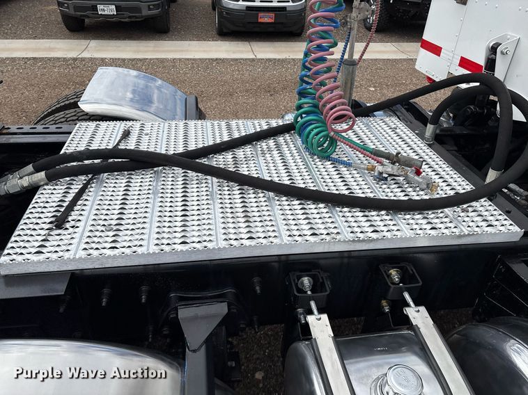 image for item DX8052 2013 Peterbilt 367 semi truck