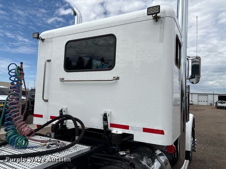 image for item DX8052 2013 Peterbilt 367 semi truck