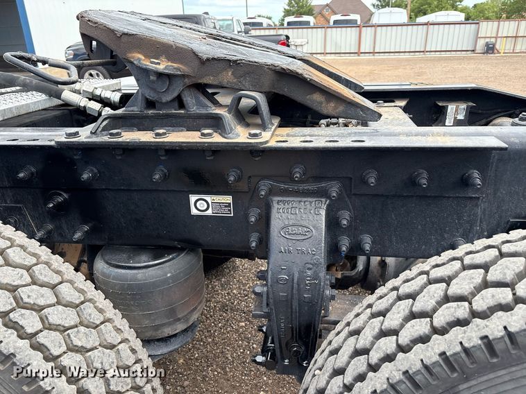 image for item DX8052 2013 Peterbilt 367 semi truck