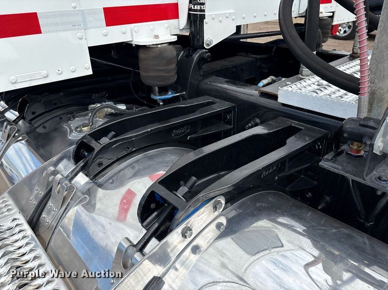 image for item DX8052 2013 Peterbilt 367 semi truck