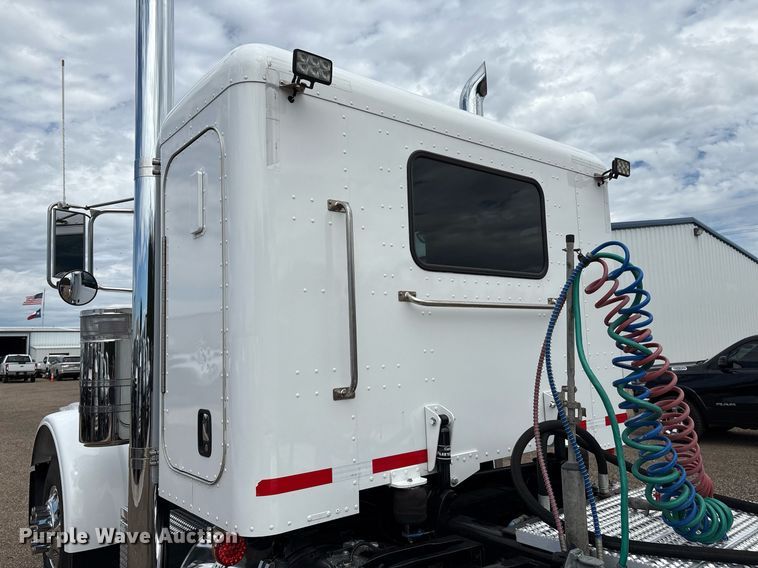 image for item DX8052 2013 Peterbilt 367 semi truck