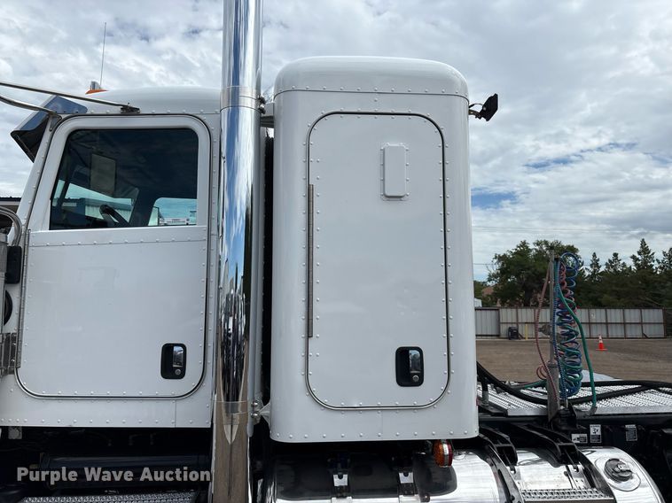 image for item DX8052 2013 Peterbilt 367 semi truck