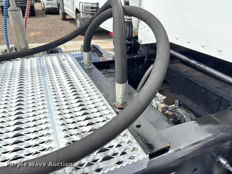 image for item DX8052 2013 Peterbilt 367 semi truck