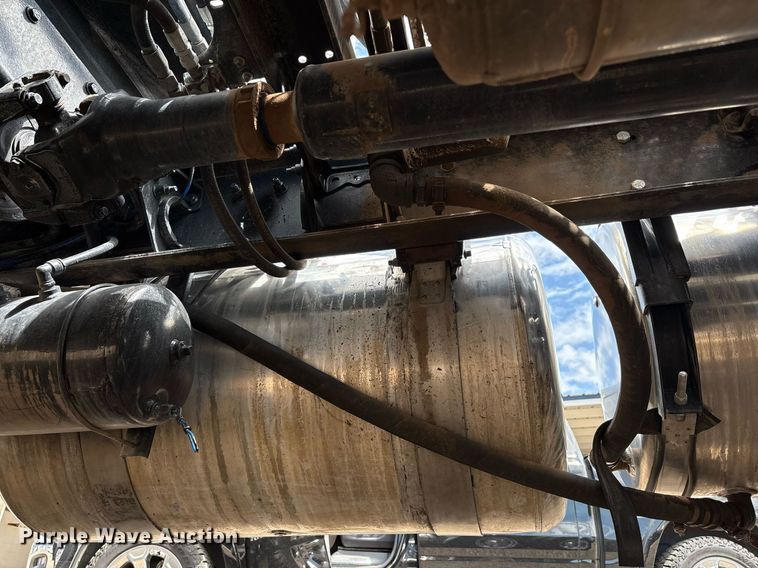 image for item DX8052 2013 Peterbilt 367 semi truck