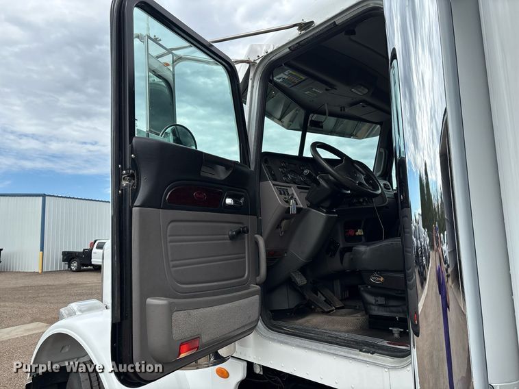 image for item DX8052 2013 Peterbilt 367 semi truck