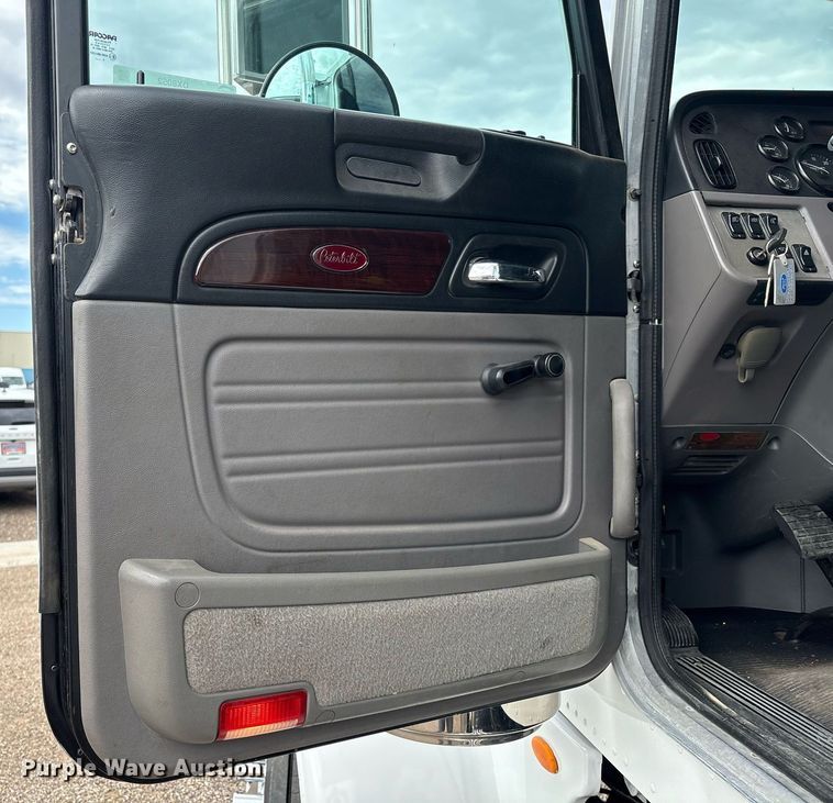 image for item DX8052 2013 Peterbilt 367 semi truck